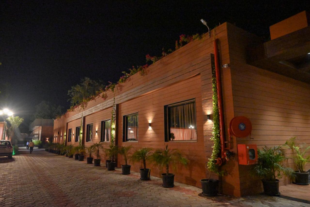 Md Farms And Resorts Mathura Buitenkant foto